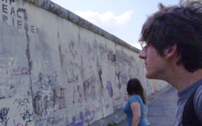 Die Reste der Mauer - etwa die East Side Gallery - erinnern an die traurige Geschichte einer ehemals geteilten Stadt.
