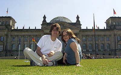 Astrid und Hans-Peter vor dem Reichstag.