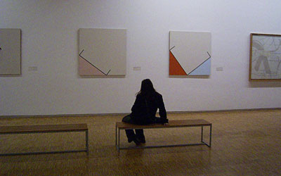 Astrid bestaunt die moderne Kunst im Centre Pompidou.