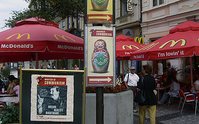 Vor den Wahrzeichen des Kapitalismus (McDonalds) wurde für das Museum des Kommunismus geworben.