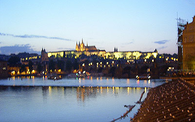 Ein Bild von der Prager Burg bei Nacht, aufgenommen vom anderen Moldauufer.